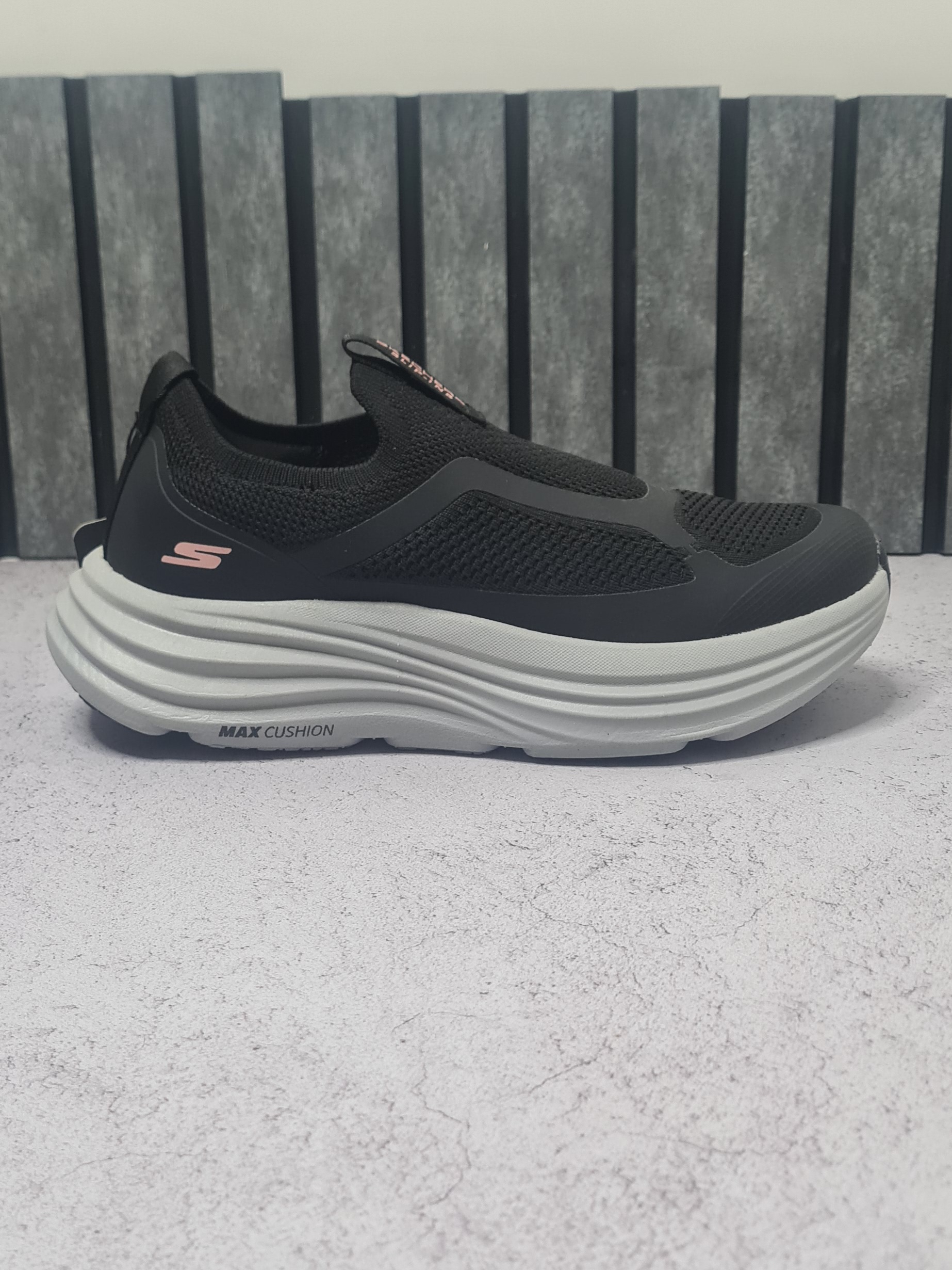 کفش کتانی زنانه مدل skechers max cushion